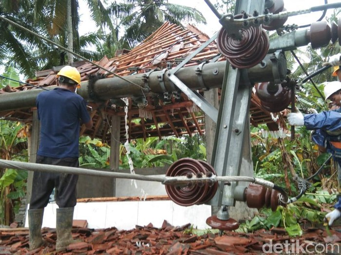 Angin kencang merobohkan pohon, tiang listrik dan merusak rumah di Kulon Progo, Rabu (17/2/2021).