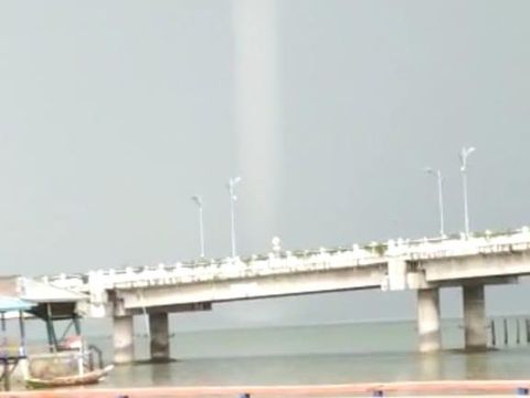 angin puting beliung di surabaya