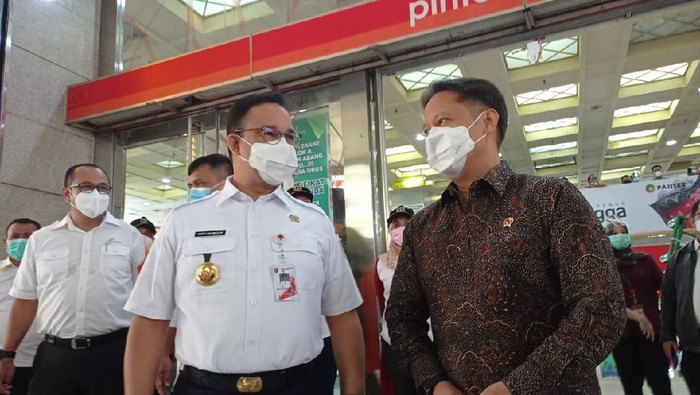 Anies Baswedan dan Budi Gunadi Sadikin saat vaksinasi COVID-19 di Pasar Tanah Abang, Rabu (17/2/2021)