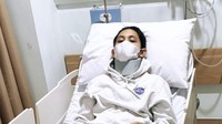 Dalam unggahannya di Instagram, Athira Farina memperlihatkan dirinya sedang menjalani perawatan di rumah sakit. Foto: Instagram Athira Farina