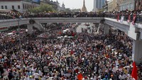 Demonstran berkumpul di persimpangan dekat Pagoda Sule untuk memprotes kudeta militer di Yangon, Myanmar, Rabu (17/2/2021) waktu setempat. Demonstran di Myanmar berkumpul dalam jumlah terbesar sejauh ini untuk memprotes perebutan kekuasaan militer.  