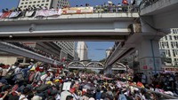 Seperti dilansir Reuters, Rabu (17/2/2021), para demonstran meragukan janji militer yang menyebut akan menggelar pemilu yang adil dan menyerahkan kekuasaan kepada pemenang pemilu nantinya. Terlebih, Suu Kyi baru saja dijerat dakwaan tambahan.  