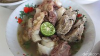 Di sini ada kuah kaldu original dengan rasa gurih sedap, ada kuah soto Bandung yang creamy manis dengan tambahan susu dan ada kuah mercon yang pedasnya nendang berlimpah cabai rawit. Foto: detikfood/Riska Fitria