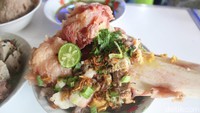 Sempat juga heboh kedai bakso Kameumeut di Bekasi. Bakso di sini disajikan dengan aneka isian seperti kikil, tulang sumsum, tetelan hingga cingur sapi. Foto: detikfood/Riska Fitria