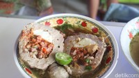 Kedai Bakso Kameumeut dijalankan oleh pasangan suami istri bernama Mang Jaja dan Ibu Nur. Keduanya membuka kedai bakso pada tahun 2018. Biasanya penjual bakso berasal dari Solo atau Wonogiri, tapi Mang Jaja ini asli orang Sunda. Foto: detikfood/Riska Fitria