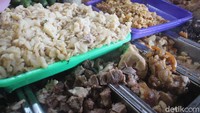 Di kedainya yang terbilang sederhana ini ia sengaja menyiapkan belasan varian bakso yang bisa dinikmati dengan belasan bagian organ sapi. Foto: detikfood/Riska Fitria