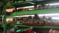 Kedai Bakso Kameumeut di Setu, Bekasi tampaknya berhasil menggoda para pencinta bakso. Bagaimana tidak? Biasanya semangkuk bakso hanya disajikan dengan sedikit tetelan daging sebagai pelengkap. Tapi di sini bukan hanya tetelan, hampir seluruh bagian sapi dijadikan isian dan pelengkap bakso.Foto: detikfood/Riska Fitria