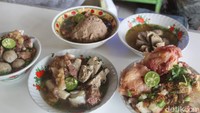 Ada Bakso Sumsum (Rp 50.000), Bakso Rusuk (Rp 25.000), Bakso Tangkar (Rp 25.000) dan Bakso Nano-Nano (Rp 30.000). Foto: detikfood/Riska Fitria