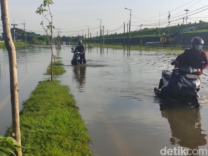 Hujan deras mengguyur Sidoarjo dan sekitarnya selama dua malam. Jalan Raya Porong Lama terendam banjir sepanjang 700 meter dengan ketinggian 50 sampai 75 cm.