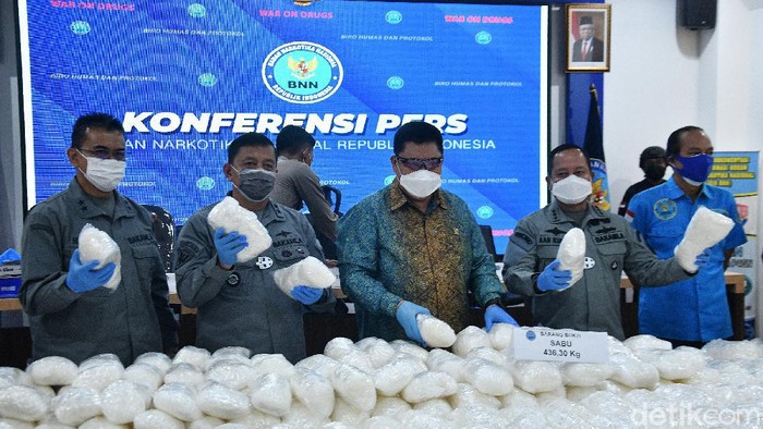 BNN-Bakamla Amankan 436 Kg Sabu Tim gabungan BNN dan Bakamla RI melaksanakan kegiatan operasi bersama di salah satu pulau di Kepulauan Seribu. Dalam operasi tersebut, tim menemukan sebanyak 21 paket berisi sabu seberat 436,30 Kg. Hal tersebut disampaikan oleh Kepala Bakamla Laksdya Aan Kurnia saat konferensi pers bersama Kepala BNN Komjen Petrus Reinhard Golose di gedung BNN, Jalan MT Haryono, Jakarta Timur, Rabu (17/2/2021).