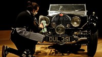 Menariknya mobil ini begitu terawat dengan baik. Cat hitam pada eksterior dan krom tetap tampil berkilau meski telah berumur puluhan tahun. Yang menjadi ciri khas dari mobil ini adalah sasisnya, yakni sama dengan milik mobil balap Bugatti Works 57G Tank yang meraih penghargaan Grand Prix 1936.  