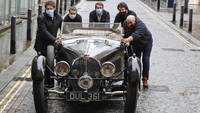 Melansir CNN, seri mobil yang termasuk diburu kolektor mobil langka ini bakal dilelang oleh rumah lelang Bonhams. Pihak rumah lelang menyebut, mobil ini ditemukan di bengkel milik almarhum Bill Turnbull, pemilik sebelumnya yang berada di kawasan Staffordshire, Inggris.  