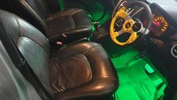 Interiornya juga telah dimodifikasi secara ekstensif menjadi lebih sporty. Ada jok bucket di area depan, setir sporty 3-spoke berwarna kuning, foot area lighting, after market infotainment system.  Foto: Facebook Himanchal