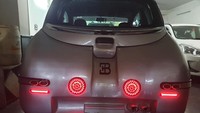 Di bagian belakang, mobil ini tidak terlihat seperti Veyron kecuali ada lencana Bugatti. Ada tonjolan besar di bagasi yang mendapat strip krom tepat di bawah kaca depan belakang. Ada knalpot kembar ganda yang palsu, ditempatkan tepat di atas strip lampu merah. Di bagian tengah, ada dua lampu rem besar berbentuk lingkaran. Foto: Facebook Himanchal