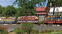 Foto: Di papan bunga lain tertulis Terima Kasih Pak Gubernur Telah Mempersembahkan Juara 1 Termiskin se-Sumatera dan pengirimnya tertulis Mantan Penjilat.  (Agus Setyadi-detikcom) 