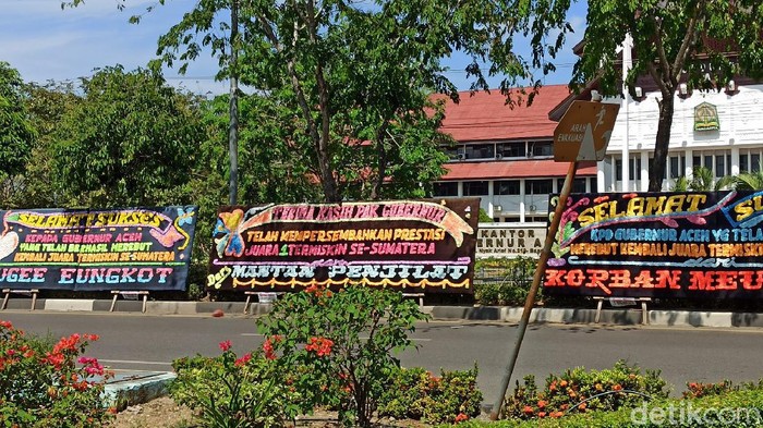 Deretan karangan bunga juara termiskin di Sumatera terpasang di depan kantor Gubernur Aceh.