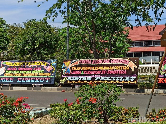 Deretan karangan bunga juara termiskin di Sumatera terpasang di depan kantor Gubernur Aceh.