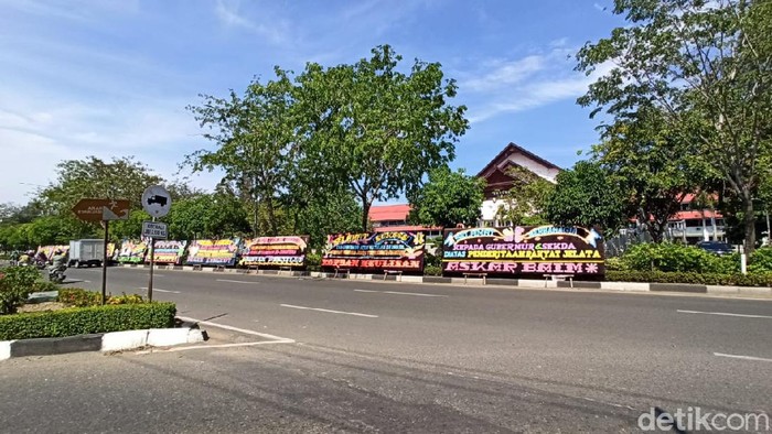 Deretan karangan bunga 'juara termiskin di Sumatera' terpasang di depan kantor Gubernur Aceh.