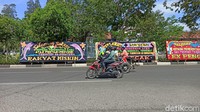 Foto: Selain itu, ada yang bertulisan Selamat Sukses Kepada Gubernur Aceh Yang Telah Berhasil Merebut Kembali Juara Termiskin se-Sumatera. (Agus Setyadi-detikcom) 