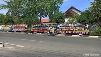 Foto: Beberapa papan bunga bertulisan Selamat Sukses Kepada Pemerintah Aceh Atas Prestasi Provinsi Termiskin se-Sumatera. Di bawahnya tertera pengirim rakyat Aceh. (Agus Setyadi-detikcom) 