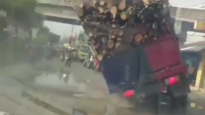 Detik-detik truk obesitas terguling di jalan berlubang di Cikarang, Bekasi.