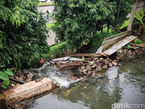 Diguyur Hujan, Saluran Air di Seberang RSPI Bintaro Jebol