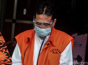 Eks Anggota DPRD Jabar Abdul Rozak Muslim Tertunduk di KPK