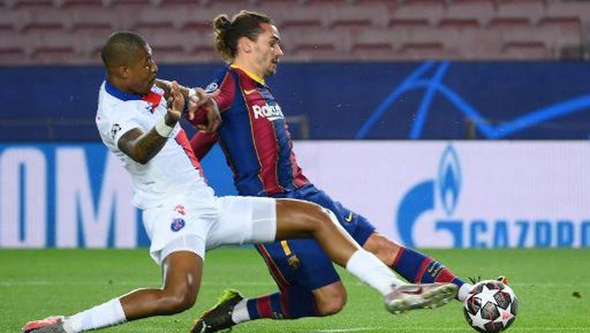 PSG menahan imbang Barcelona di babak pertama. Foto: AFP/LLUIS GENE