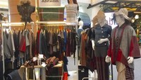 Di area lobby Broadway terdapat beberapa tenant yang menawarkan beragam baju siap pakai dari bahan kain tradisional batak. Foto: detikfood