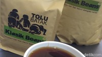 Usai menyantap masakan Batak yang berempah tebal, jangan lupa bilas dengan kopi lintong yang beraroma tembakau dengan rasa asam ringan. Kopi V60 ini harganya Rp 20.000 per cup. Foto: detikfood