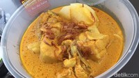 Salah satu yang tak boleh kamu lewatkan Kari Bihun Medan. Berisi bihun, kentang, potongan kari ayam yang disiram kuah kari hangat dan harum. harganya Rp 25.000 per porsi. Foto: detikfood