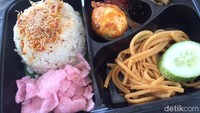 Di area festival kuliner danau Toba Ada mie gomak, mie goreng khas batak, nasi lemak dengan lauk mie goreng, telur balado dan buncis sambal tauco. Foto: detikfood
