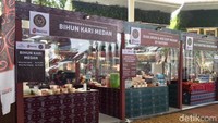 Sementara di area luar Broadway stage ada beberapa tenant yang menawarkan beragam makanan khas Sumatera Utara. Semua berjajar rapi dengan protokol kesehatan ketat. Foto: detikfood