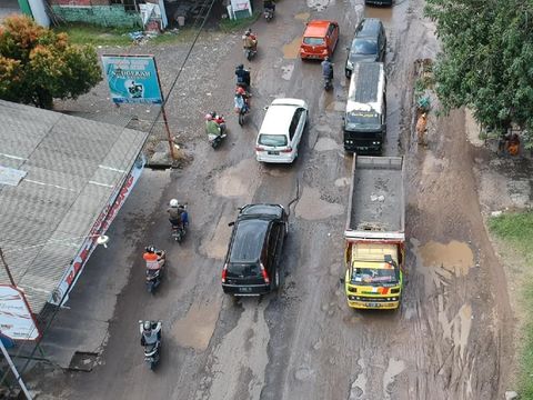 Foto udara kondisi jalan Solo-Purwodadi, Karanganyar yang rusak berat. Foto diambil Senin (15/2/2021).