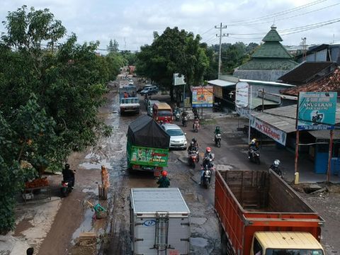 Foto udara kondisi jalan Solo-Purwodadi, Karanganyar yang rusak berat. Foto diambil Senin (15/2/2021).