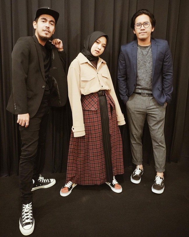 Ayus Sabyan (paling kanan dalam foto) dituduh berselingkuh dengan vokalisnya, Nissa Sabyan. Tuduhan itu keluar langsung dari mulut adik ipar dan adik kandungnya sendiri. Kabarnya hubungan mereka sudah berlangsung selama dua tahun. Namun baik Ayus maupun Nissa sampai saat ini belum mau angkat bicara. Foto: Dok. Instagram @nissa_sabyan.