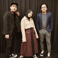 Ayus Sabyan (paling kanan dalam foto) dituduh berselingkuh dengan vokalisnya, Nissa Sabyan. Tuduhan itu keluar langsung dari mulut adik ipar dan adik kandungnya sendiri. Kabarnya hubungan mereka sudah berlangsung selama dua tahun. Namun baik Ayus maupun Nissa sampai saat ini belum mau angkat bicara. Foto: Dok. Instagram @nissa_sabyan.