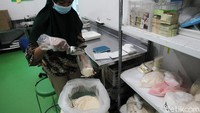 Olahan susu kambing dibagi dalam bentuk serbuk mulai banyak diminati karena berkasiat untuk menyehatkan badan.