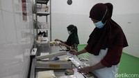 Pekerja melakukan pengemasan susu kambing.