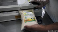 Bubuk susu kambing dikemas sebelum dijual ke sejumlah daerah di Indonesia.