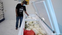 Pemilik olahan susu kambing, Amanta menunjuk susu kambing cair yang diletakan dalam box pendingin.