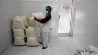 Bubuk susu dimasukkan ke dalam wadah plastik besar sebelum dikemas.