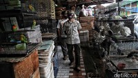 Petugas gabungan melakukan sidak protokol kesehatan di kawasan Pasar Burung, Jakarta Timur, Rabu (17/2).