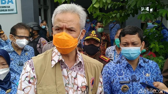 Gubernur Jateng Ganjar Pranowo datangi lokasi pengungsian banjir Kota Pekalongan, Rabu (17/2/2021).
