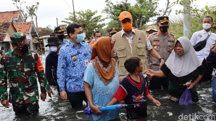 Gubernur Jateng Ganjar Pranowo saat meninjau banjir di Kota Pekalongan, Rabu (17/2/2021)