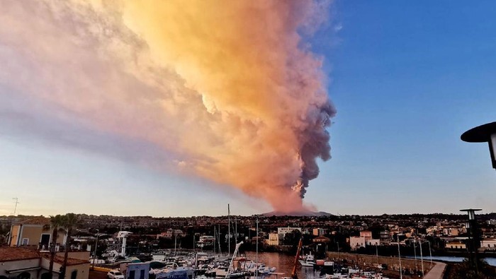 Gunung Etna di Italia Erupsi Gunung Etna di Italia kembali erupsi. Salah satu gunung berapi paling aktif di dunia itu mengeluarkan asap dan abu kemarin, waktu setempat.