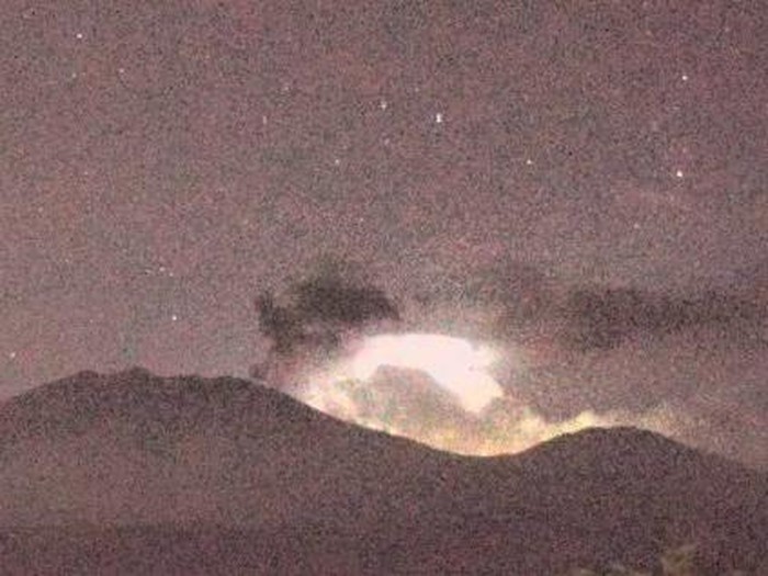 Video cahaya kilat dari Gunung Raung beredar di media sosial. Namun Pos Pengamatan Gunung Api (PPGA) Raung memastikan itu bukan erupsi Gunung Raung.