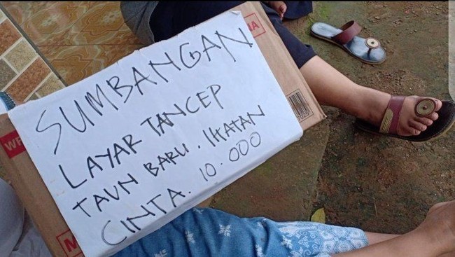 Demi bisa nonton sinetron Ikatan Cinta bareng-bareng sampai ngumpulin sumbangan untuk membeli layar tancep. Ada-ada saja ulah netizen, padahal bisa nonton di rumah masing-masing loh.. Foto: Twitter.com/naayjk