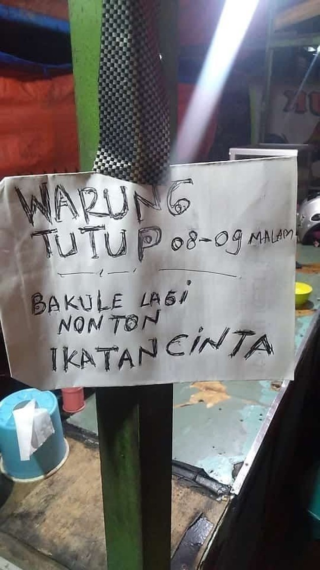 Totalitas banget nih. Demi nonton Ikatan Cinta sampai rela menutup warung jualannya. Untung aja sinetron Ikatan Cinta nggak ditayangin seharian ya, kalau iya gawat deh bisa-bisa jadi nggak jualan sama sekali nih. Foto: Facebook.com/dqncox.indevendent