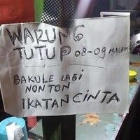 Totalitas banget nih. Demi nonton Ikatan Cinta sampai rela menutup warung jualannya. Untung aja sinetron Ikatan Cinta nggak ditayangin seharian ya, kalau iya gawat deh bisa-bisa jadi nggak jualan sama sekali nih. Foto: Facebook.com/dqncox.indevendent